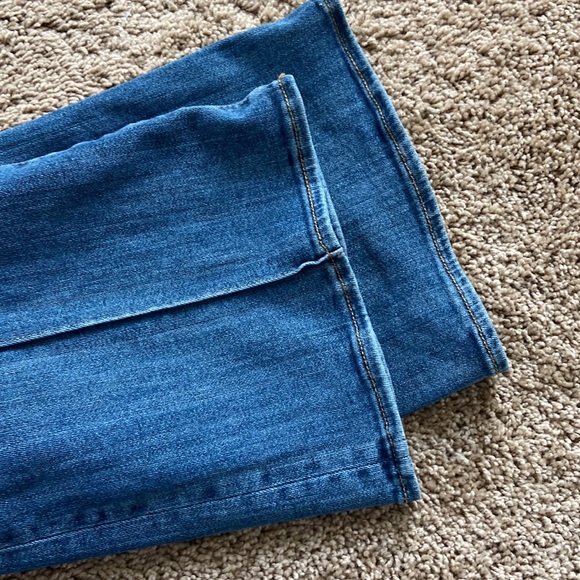 DRIFTWOOD Rosie Medium Wash Slight Flare Jeans
Pintuck Seam. Size 32 - Picture 10 of 11